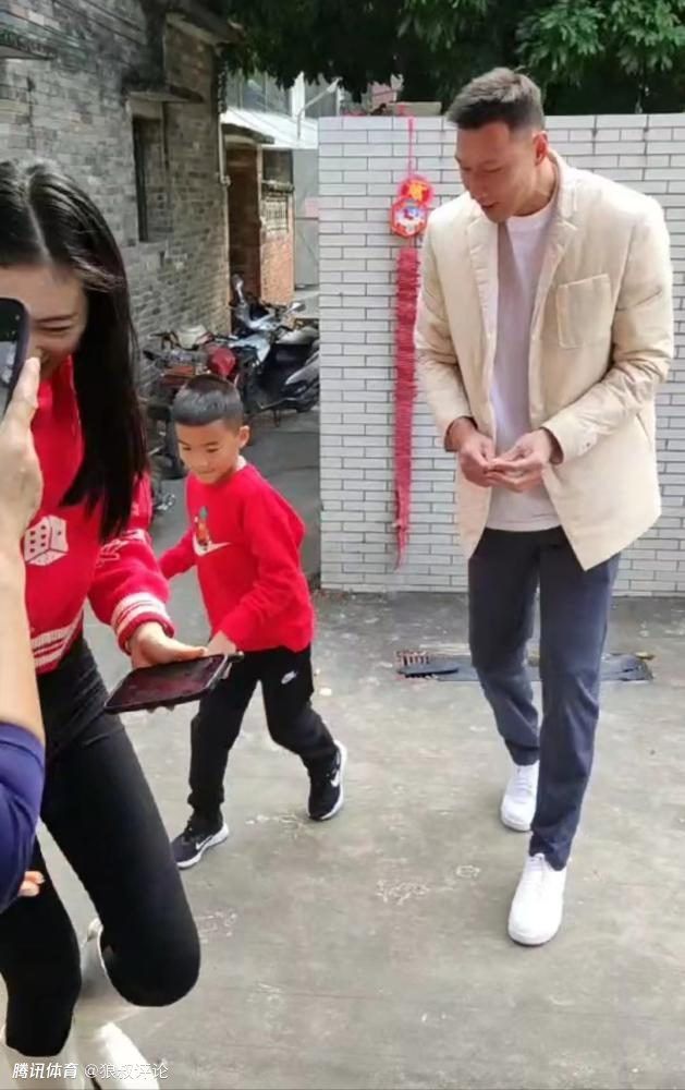 这会子竟然吓得往后一屁股跌坐在地，张大着嘴使劲儿的喘着气儿，眼珠子都要瞪出眼眶了。